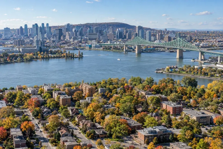 Vue aérienne de Longueuil, sur la Rive-Sud de Montréal, avec le fleuve Saint-Laurent, le pont Jacques-Cartier et le centre-ville de Montréal